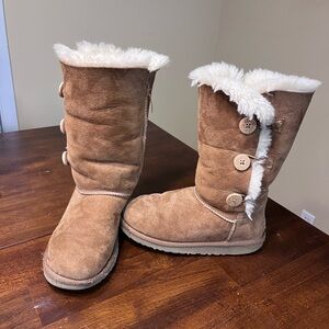 Ugg boots triple button fur lined big kids size 3 (women’s 5) brown